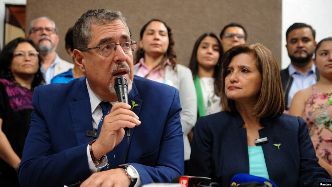 El candidato presidencial Bernardo Arévalo, del partido político Semilla, habla con los medios después de que un tribunal ordenara su suspensión, en la Ciudad de Guatemala, el 13 de julio de 2023.