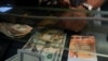 Monedas en América Latina suben, el dólar retrocede ante menor aversión global al riesgo