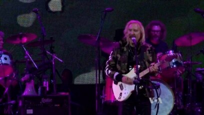 Guitarist Joe Walsh, Friends Stage VetsAid Concert