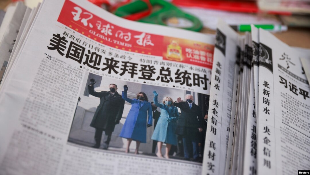 北京街頭報刊攤出售的中共黨媒環球時報在頭版刊登美國正副總統拜登和賀錦麗就職典禮的照片。 （2021年1月21日）