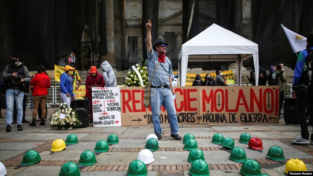 Protesta frente al congreso mientras se lleva a cabo un debate de moción de censura contra el ministro de Defensa, en Bogotá, el lunes 24 de mayo.