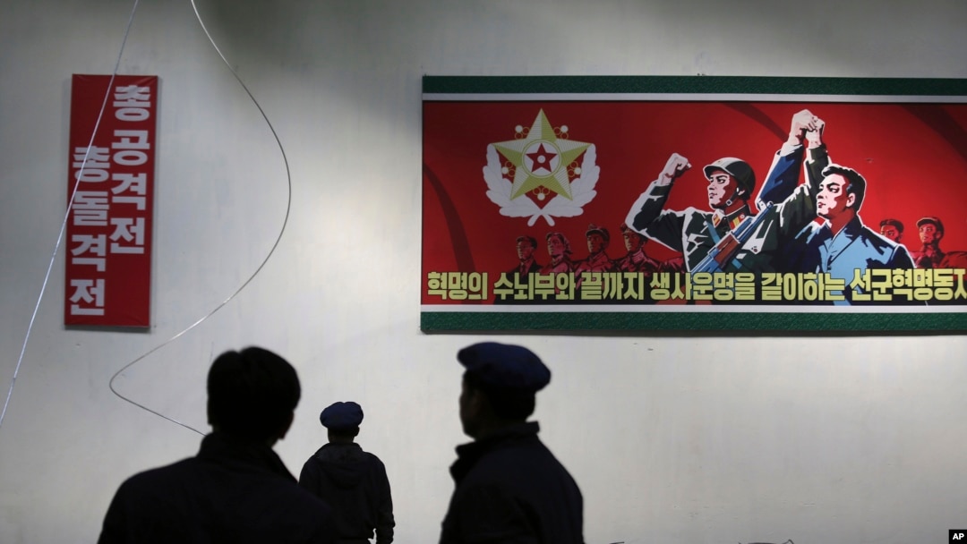 지난 1월 북한의 평양326전선공장 벽에 선동 구호가 걸려있다. 북한 김정은 국무위원장이 신년사에서 자력자강 중심의 경제발전을 강조한 데 따라, 관영 매체들은 이의 관철을 독려하는 기사를 쏟아내고 당·국가·경제 부문 종사자들의 관련 회의도 열렸다.