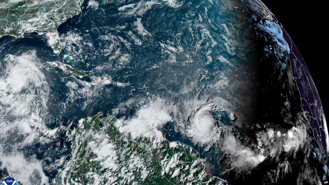 Imagen satelital de la Oficina Nacional de Administración Oceánica y Atmosférica (NOAA), tomada el sábado 29 de junio de 2024 muestra al huracán Beryl, al centro abajo, sobre el océano Atlántico mientras se dirige hacia el sureste del Caribe.