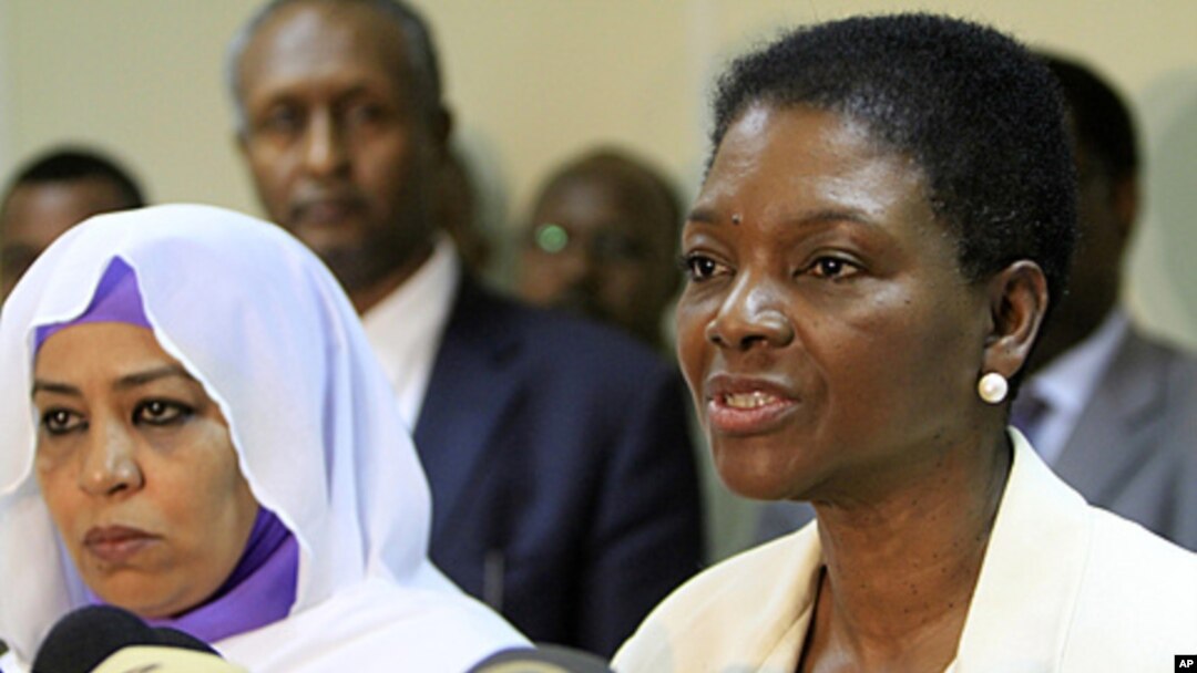 UN Under-Secretary General for Humanitarian Affairs Valerie Amos (R) speaks during a joint news conference with Sudanese Social Welfare Minister Amira al-Fadel Mohamed (L) in Khartoum, January 4, 2012.