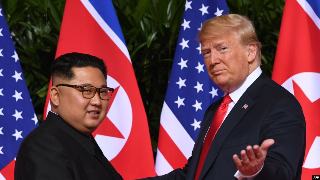 El presidente Donald Trump se dirige a los fotógrafos durante su reunión con el líder norcoreano Kim Jong Un, en Singapur, en junio del 2018.