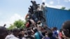 Žrtve zemljotresa na Haitiju počele da otimaju hranu i humanitarnu pomoć