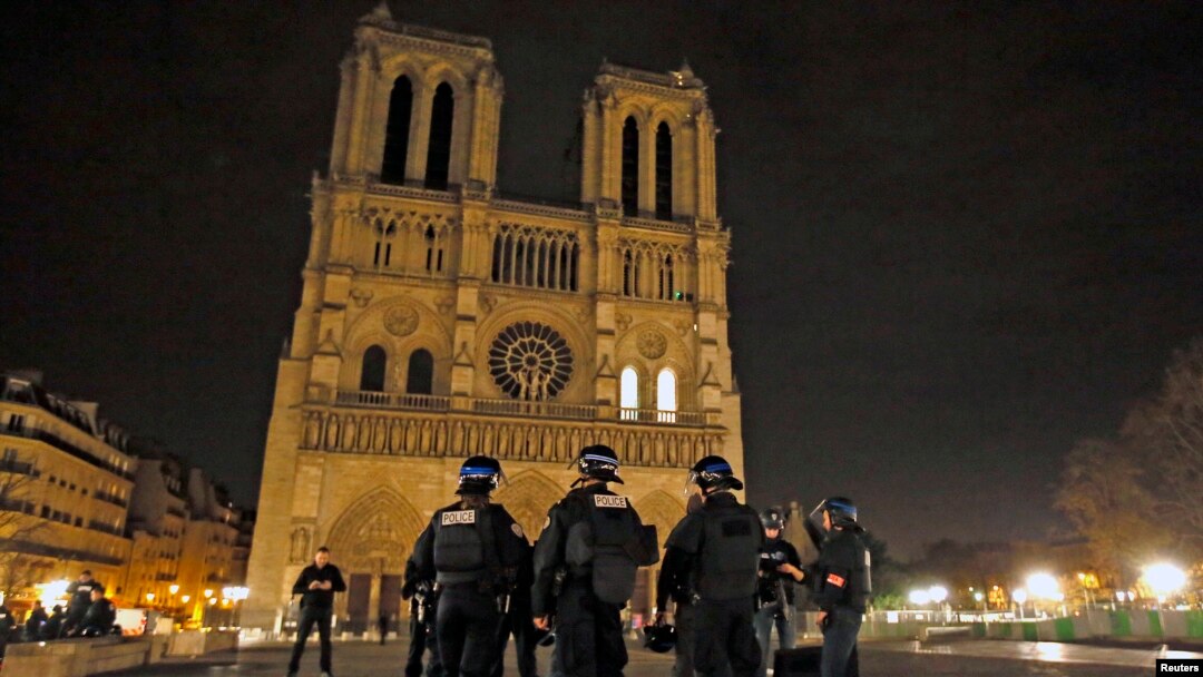 La policía patrulla cerca de la catedral de Notre Dame, tras una serie de mortales ataques en París, el viernes 14 de noviembre de 2015.