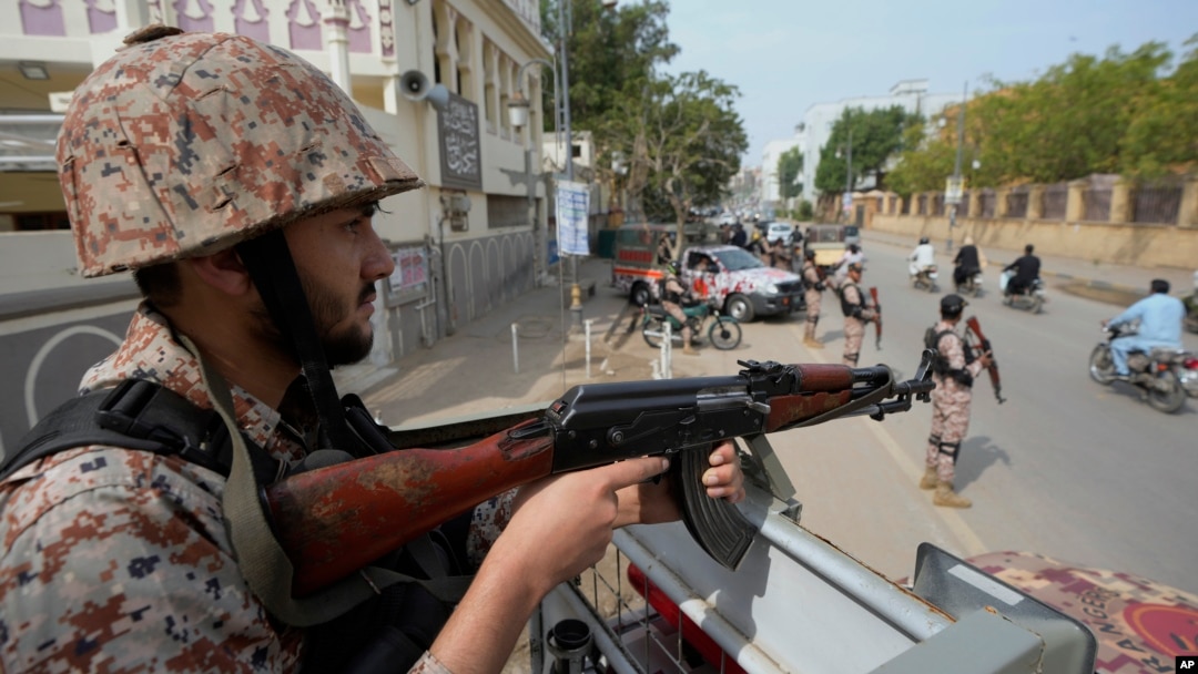 Pripadnik paravojnih snaga stražari pored puta, pred opšte izbore 8. februara, u Karačiju, u Pakistanu, 7. februara 2024. (Foto: AP/Fareed Khan)