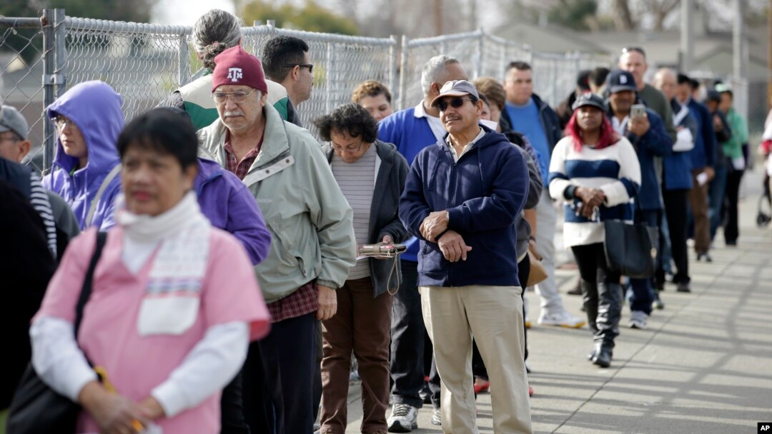 People line up to buy Powerball lottery tickets at Kavanagh Liquors on Jan. 12, 2016, in San Lorenzo, Calif. (AP Photo/Marcio Jose Sanchez)