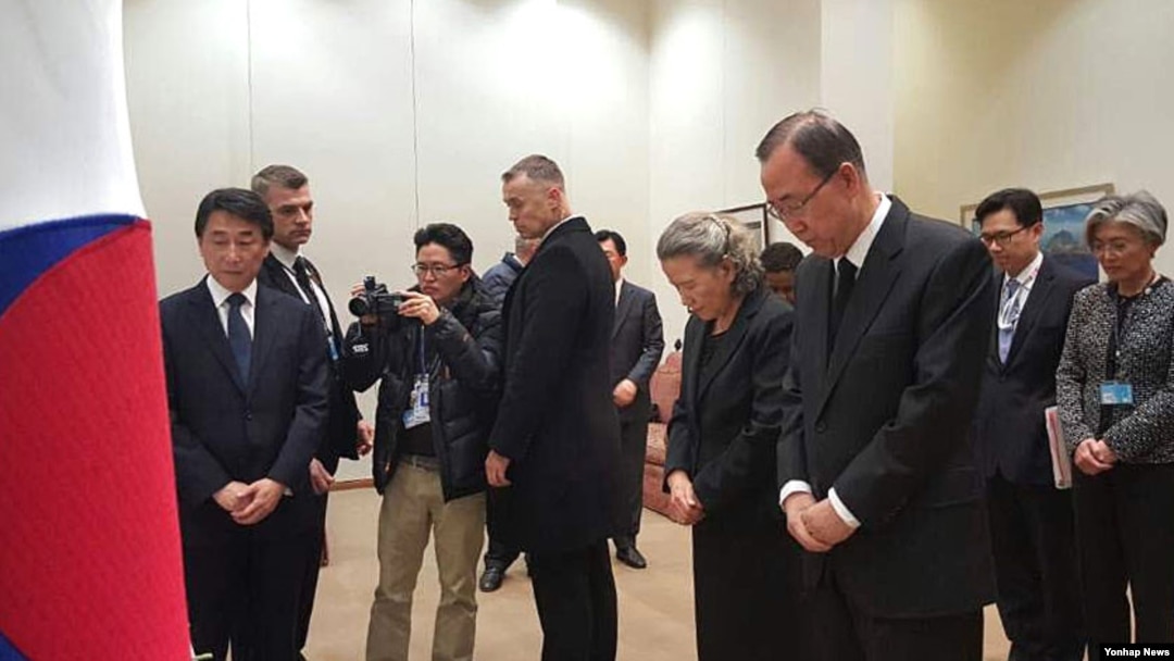 반기문 유엔 사무총장(오른쪽)이 23일 미국 뉴욕의 한국 유엔대표부에 차려진 김영삼 전 대통령의 조문소를 방문해 조문하고 있다.