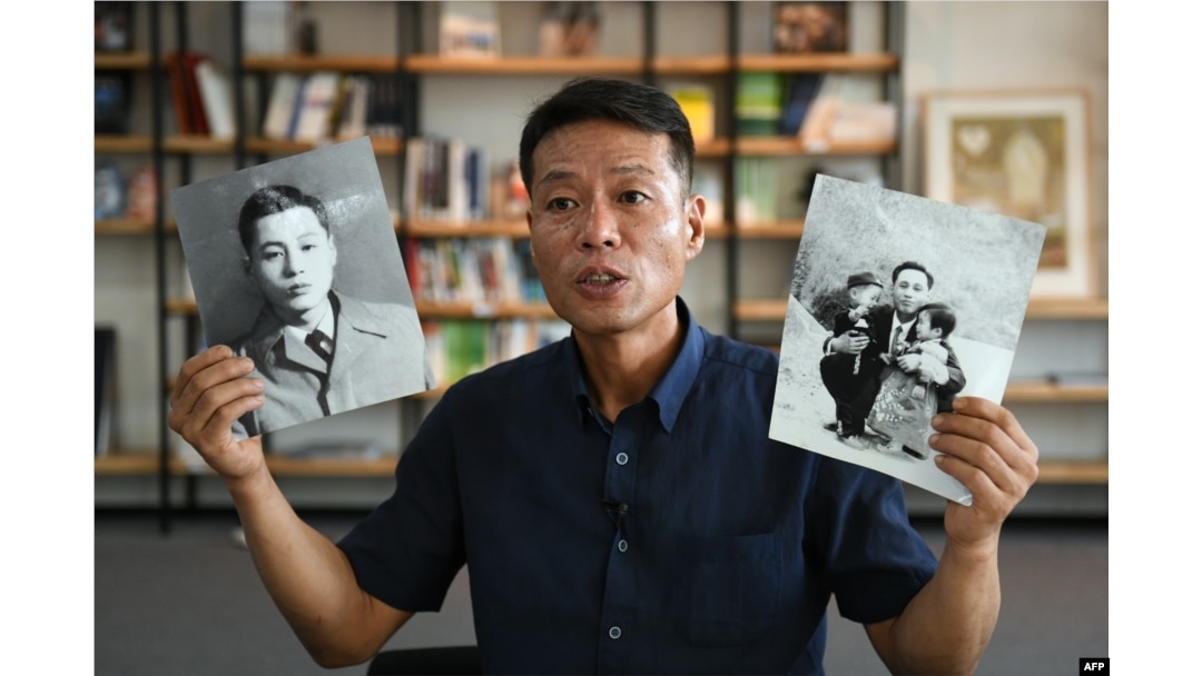 ‘1969년 대한항공 여객기 납치피해자 가족회’ 황인철 대표가 지난 2018년 8월 언론과의 인터뷰에서 북한에 납치된 아버지의 사진을 들고 있다.