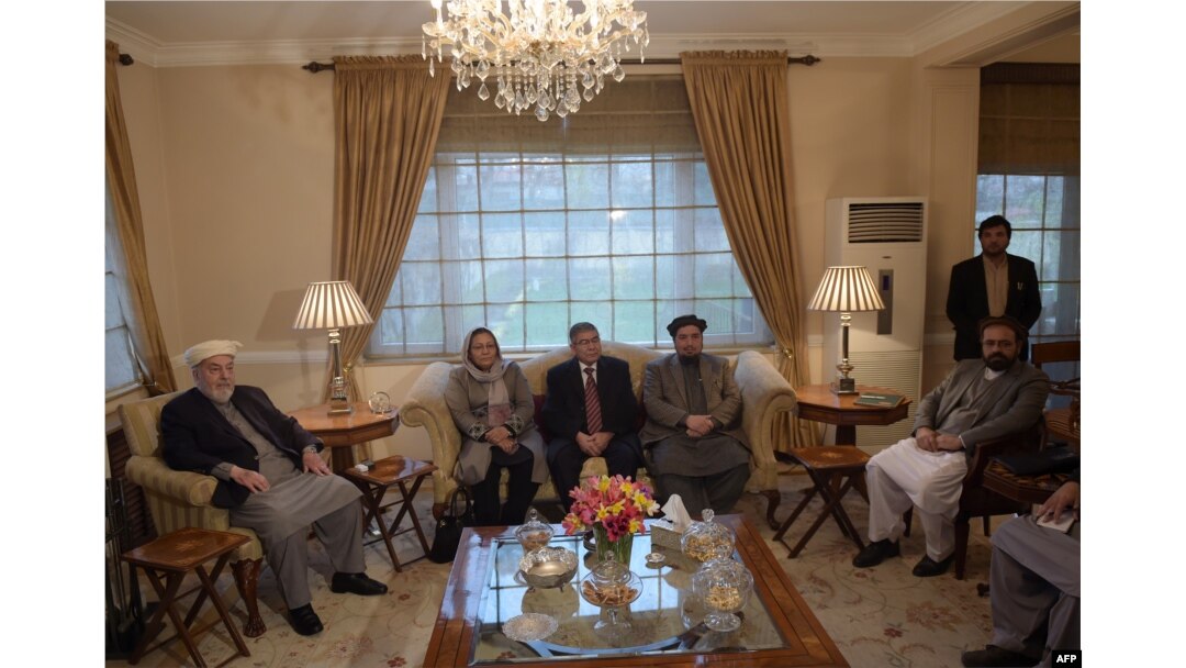 FILE - Members of Afghanistan's High Peace Council talks with delegates (not pictured) from the Hizb-i-Islami group during a meeting in Kabul, March 17, 2016.