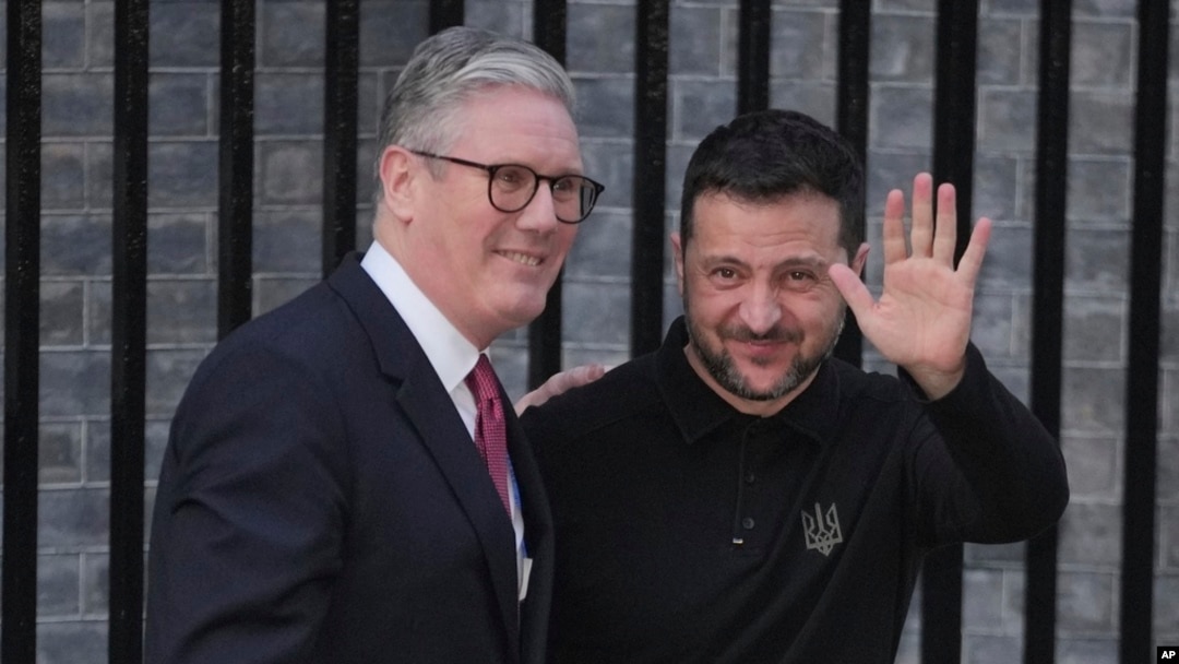 O primeiro-ministro britânico Keir Starmer, à esquerda, cumprimenta o Presidente da Ucrânia, Volodymyr Zelenskyy, em Downing Street, Londres, a 1 de março de 2025.
