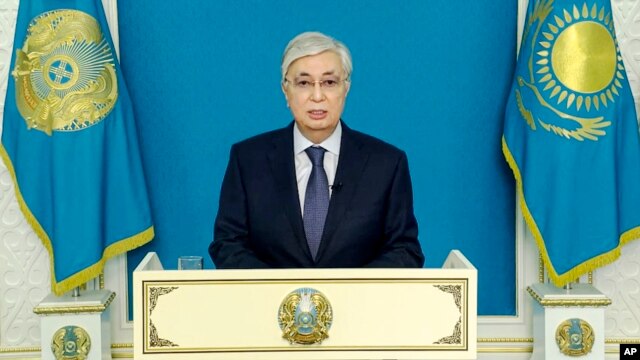 哈薩克斯坦總統託卡耶夫（Kassym-Jomart Tokayev）發表電視講話的視頻截圖。 （2022年1月5日）