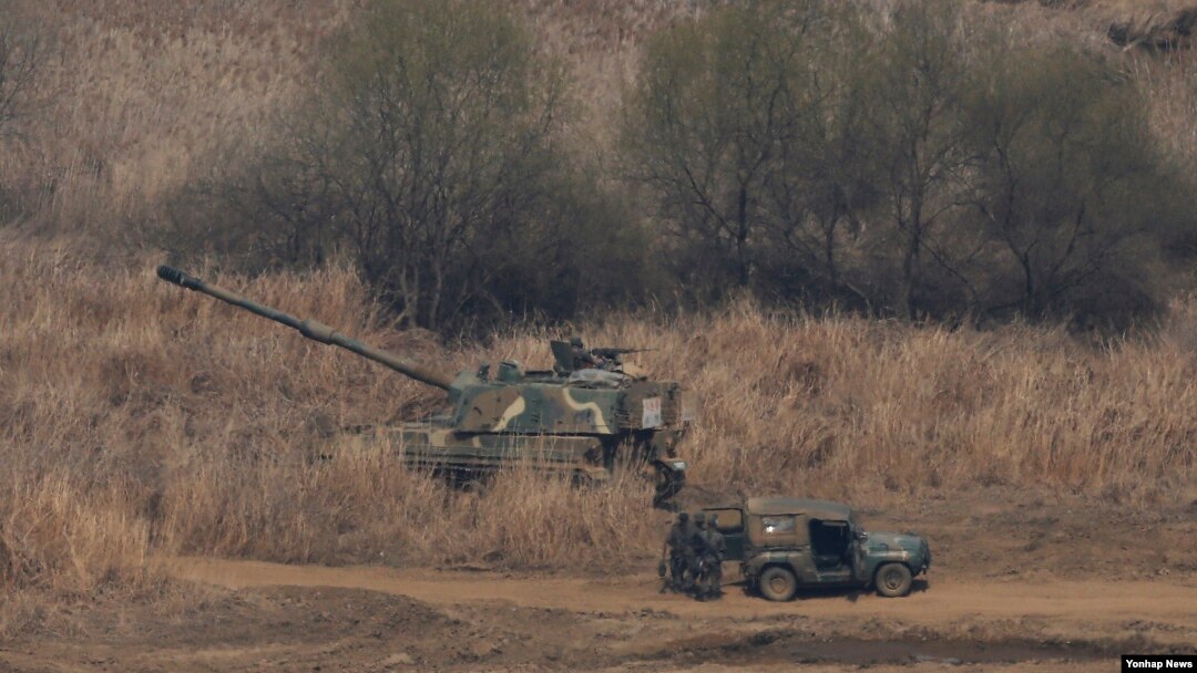 지난 1일 경기도 파주시 접경지역에서 K-9 자주포가 대기하고 있다. 한국 정부는 북한이 지난달 31일부터 군사분계선(MDL) 북방 여러 곳에서 GPS 교란 전파를 발사하고 있다며 즉각적인 중단을 요구했다.