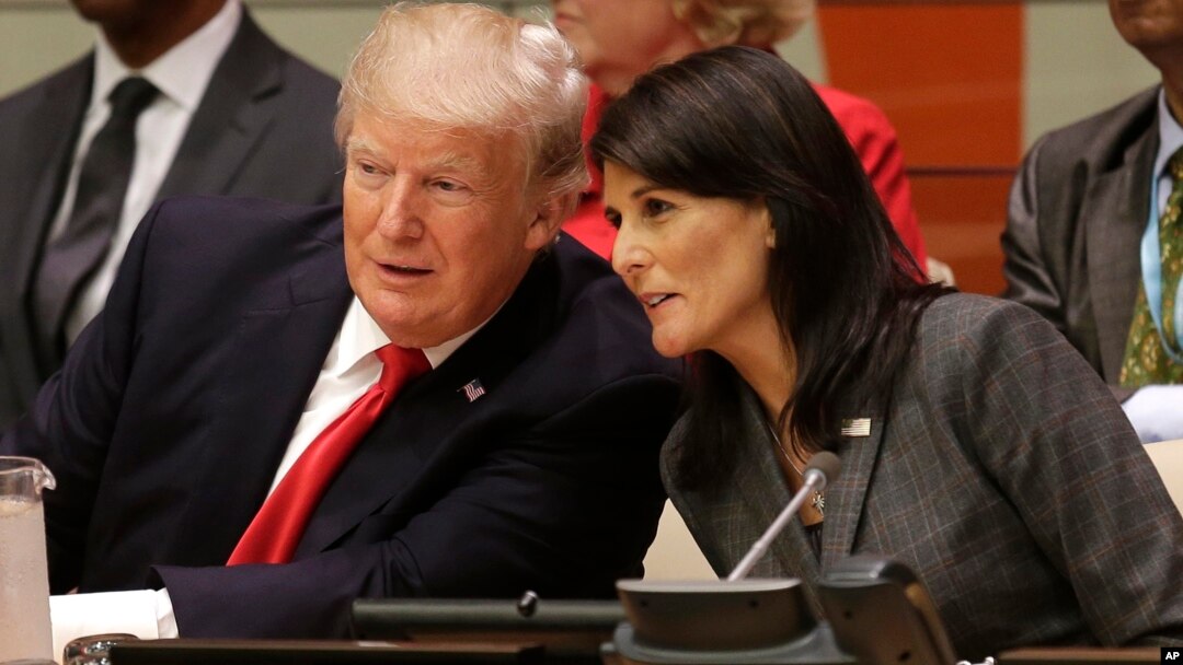 El presidente Donald Trump habla con la embajadora Nikki Haley antes de una reunión durante la Asamblea General de la ONU.
