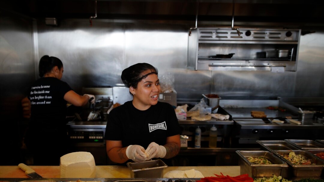 Muchos negocios de comida han cerrado debido a las restricciones impuestas por gobiernos locales, esto ha dejado sin empleo a millones de personas, entre esas, la comunidad latina indocumentada.