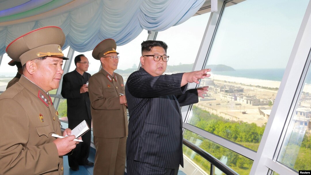 지난 2018년 6월 강원도 원산갈마해안관광지구 건설현장을 방문한 김정은 북한 국무위원장을 김수길 총정치국장(김 위원장 왼쪽)이 수행하고 있다.