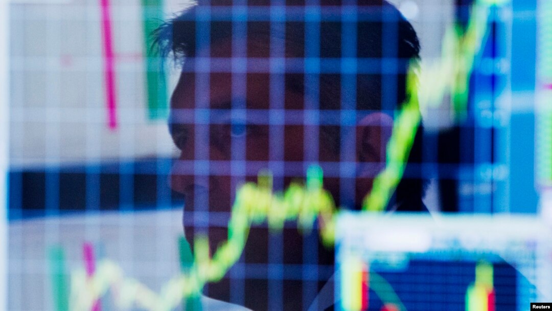 Un corredor de bolsa observa un gráfico en su computadora en la bolsa de valores de Nueva York.