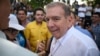 El candidato presidencial de la oposición venezolana, Edmundo González Urrutia, saluda a simpatizantes a su llegada a un acto político en Caracas el 13 de junio de 2024.