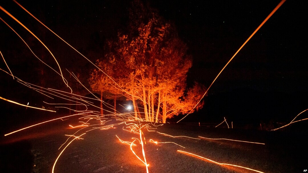 Fuertes vientos avivan las llamas de un incendio forestal en Clayton Rd. en Calistoga, California, el martes, 29 de octubre, de 2019.
