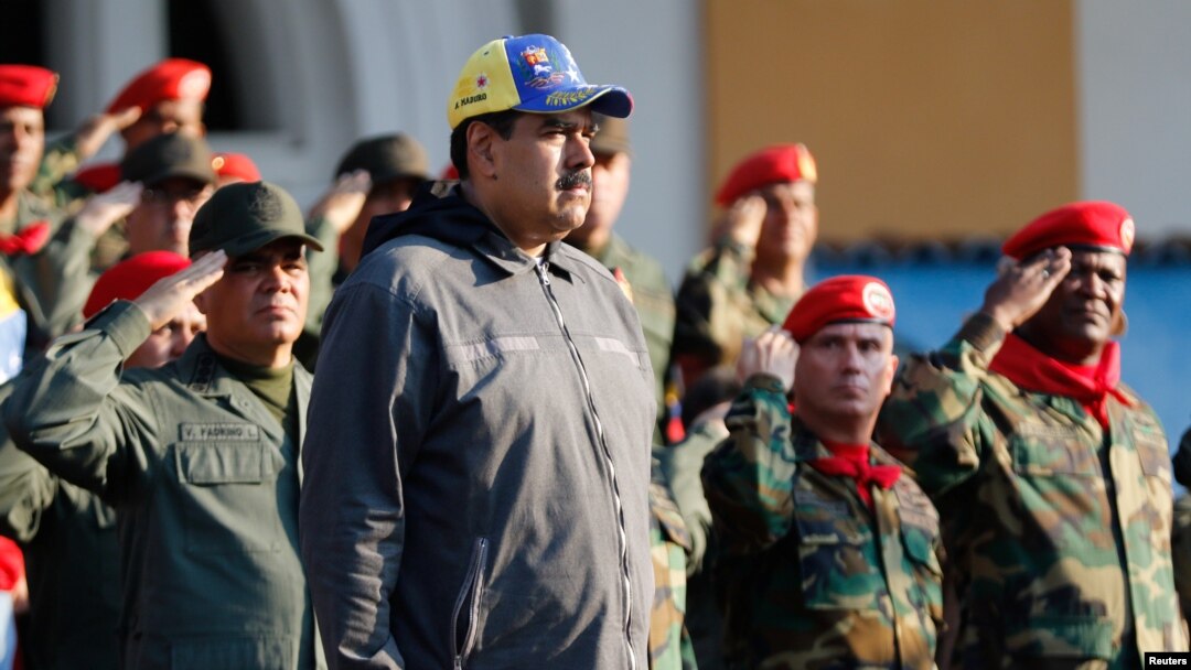 El mismo día, el presidente en disputa Nicolás Maduro hizo un llamado al pueblo de Venezuela para recolectar firmas contra lo que llamó "una intervención militar gringa".