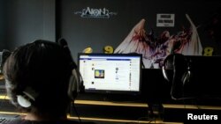 ARCHIVO - Un usuario utiliza Facebook en Huaycán, un distrito en las afueras de Lima, Perú. 7 de febrero 2012.