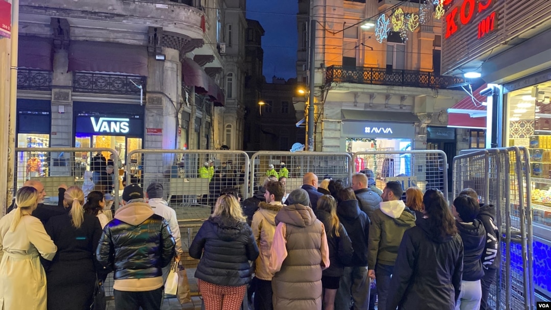İstiklal Caddesi’ne çıkan tüm sokaklarda kimlik kontrolleri yapıldı, geçişlere izin verilmedi. 