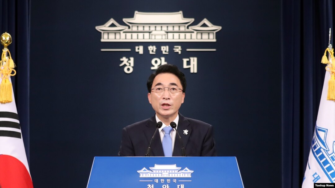 청와대 박수현 대변인이 11일 청와대 브리핑룸에서 정의용 국가안보실장과 미국 맥매스터 NSC 보좌관 간 통화내용에 대해 브리핑하고 있다. 