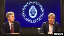 El ministro de Economía de Argentina, Luis Caputo, y el presidente del Banco Central, Santiago Bausili, asisten a una conferencia de prensa tras un acuerdo con el FMI sobre la deuda del país. En el Ministerio de Economía en Buenos Aires, 10 de enero de 2024.