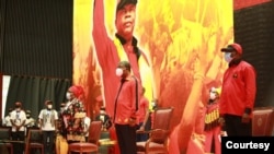 Ao centro, o Presidente angolano na celebração do 64º aniversário do MPLA, partido no poder, do qual ele é líder.