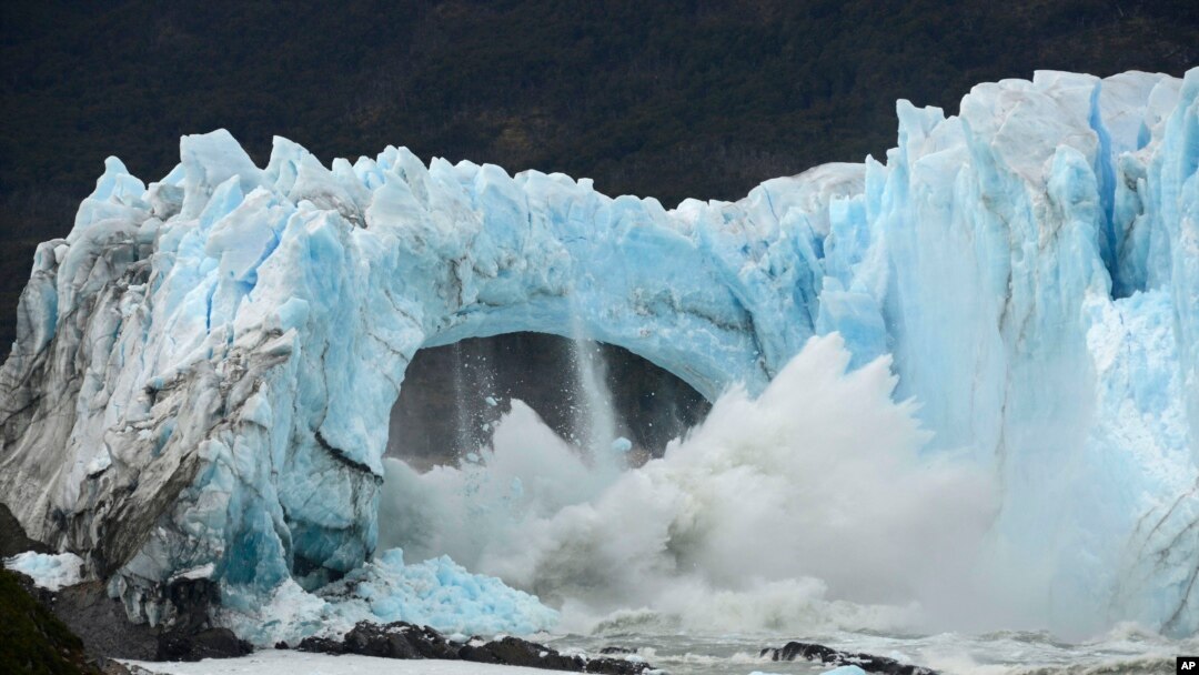 Hielo se desprende del glaciar Perito Moreno en el Parque Nacional Los Glaciares cerca de El Calafate, en la Patagonia argentina. 10-3-16. Foto AP Francisco Muñoz.