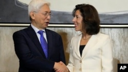 2024年3月11日美國商務部長雷蒙多(右)與菲律賓貿工部部長阿爾弗雷多·帕斯夸爾舉行新聞發佈會