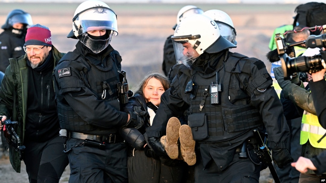 Thunberg akamatwa na polisi Jumanne baada ya kushikiliwa pamoja na wanaharakati wengine wa hali ya hewa wakati wa maandamano nchini Luetzerath, Germany, Jan. 17, 2023. 