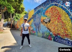 Primer mural de tapas de botellas realizado por el artista Oscar Olivares, en El Hatillo, estado de Miranda, Venezuela. [Foto: Cortesía del entrevistado]