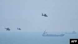 中國軍隊在靠近台灣的福建平潭島舉行實彈軍演。（2022年8月4日）