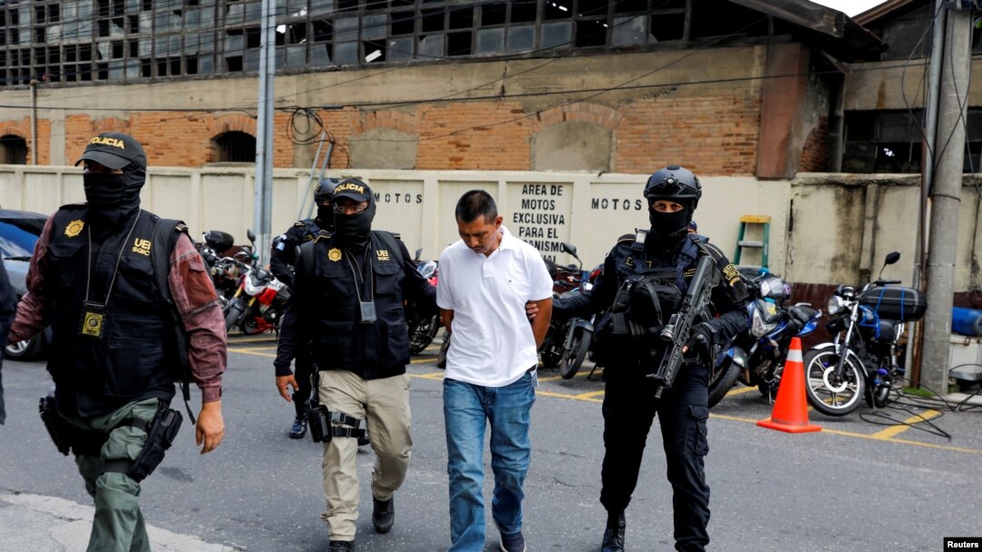 Felipe Diego Alonzo es escoltado por la policía después de ser detenido durante una operación contra la trata de personas cerca de la frontera con México, en el edificio judicial de la Ciudad de Guatemala, el 2 de agosto de 2022. REUTERS/Luis Echeverría