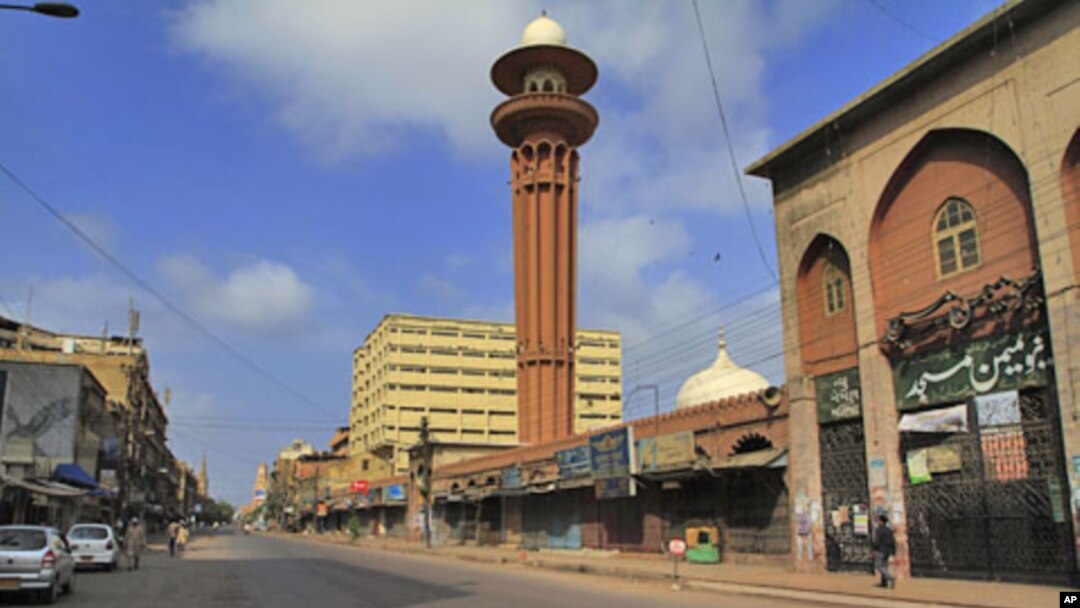 Karachi's busiest street is deserted after a strike called by Pakistani political party, August 23, 2011
