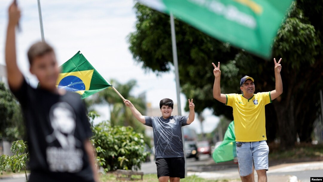 Brasileños acuden a votar en la segunda vuelta de elecciones presidenciales en la capital Brasilia el 30 de noviembre de 2022. 
