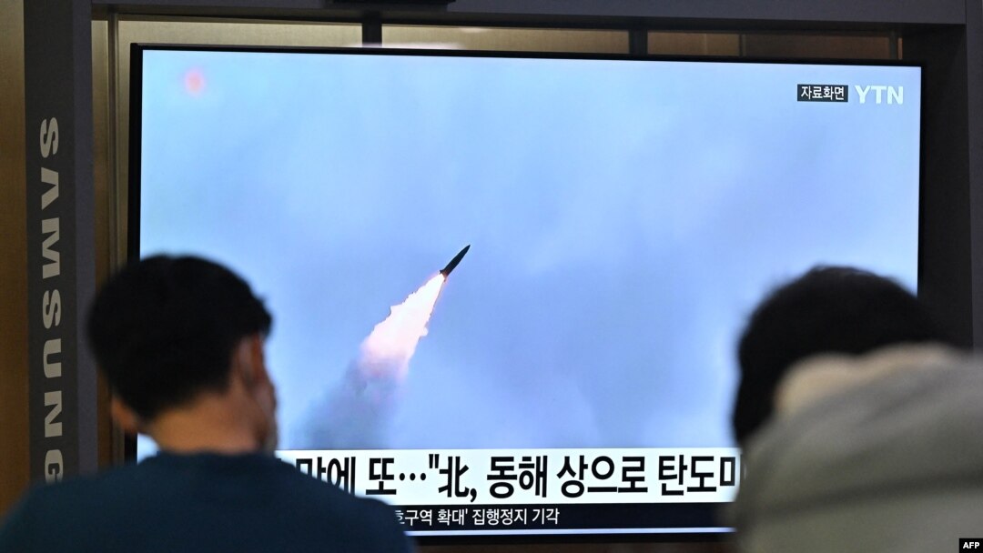 한국 서울역에 설치된 TV에서 북한 탄도미사일 발사 관련 뉴스가 나오고 있다. (자료사진)