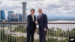 日本首相岸田文雄與澳大利亞總理安東尼·阿爾巴尼斯在澳大利亞西海岸城市佩斯會晤後達成的主要成果為:簽署新安全協議提升軍事、情報、網安等防衛領域合作。