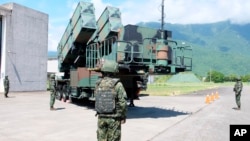 資料照：2022年8月18日台灣士兵在花蓮地區演練“天弓III型”地對空導彈。