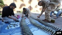 Wapiganaji wa kundi la Misrata wakitayarisha silaha zao [Maktaba]