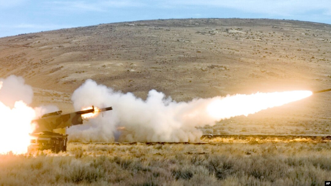 트럭 기반 로켓발사대인 미국 록히드 마틴사의 고속기동포병로켓시스템(HIMARS).