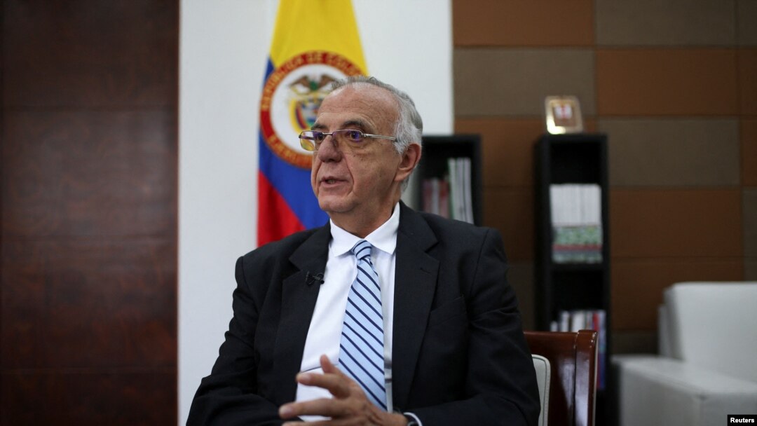 El ministro de Defensa de Colombia, Iván Velásquez, habla durante una entrevista con Reuters en Bogotá, Colombia, el 8 de octubre de 2022.
