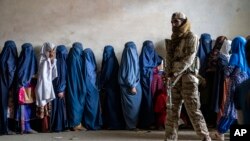 به گفتۀ اوچا، طالبان در جریان ماه گذشته میلادی، کم از کم ۳۴ کارمند نهادهای بشردوستانه را به شمول ۲۵ مرد و نه زن بازداشت و زندانی کرده‌اند.(عکس ارشیف).