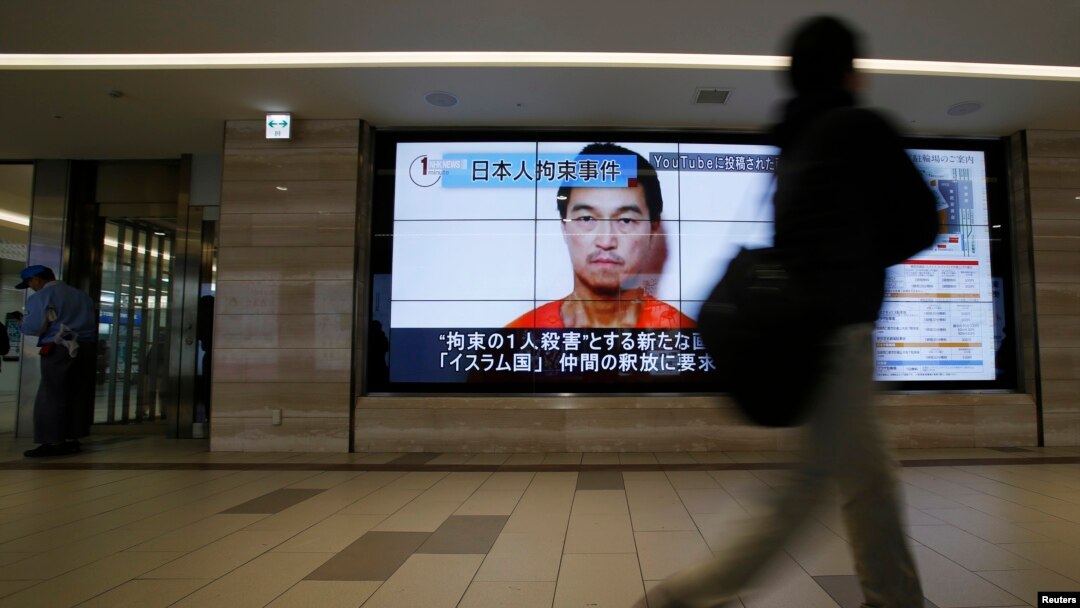 Una pantalla de televisión muestra un programa de noticias que se ve la imagen de Kenji Goto, uno de dos japoneses secuestrados por el grupo Estado islámico.