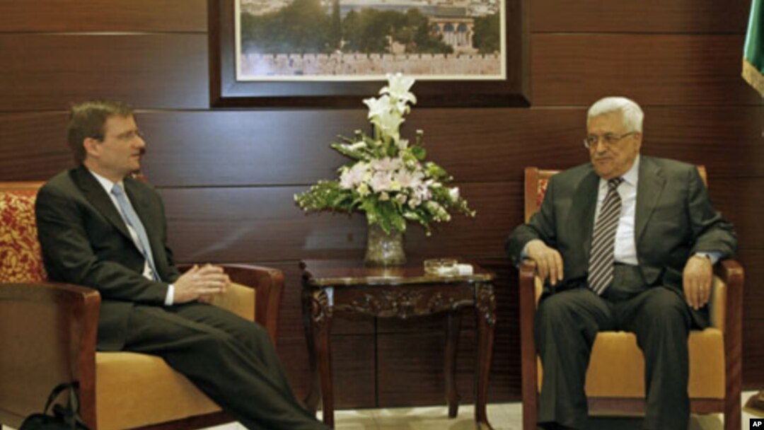 Palestinian President Mahmoud Abbas (R) meets with US Mideast peace envoy David Hale in the West Bank city of Ramallah, September 7, 2011.