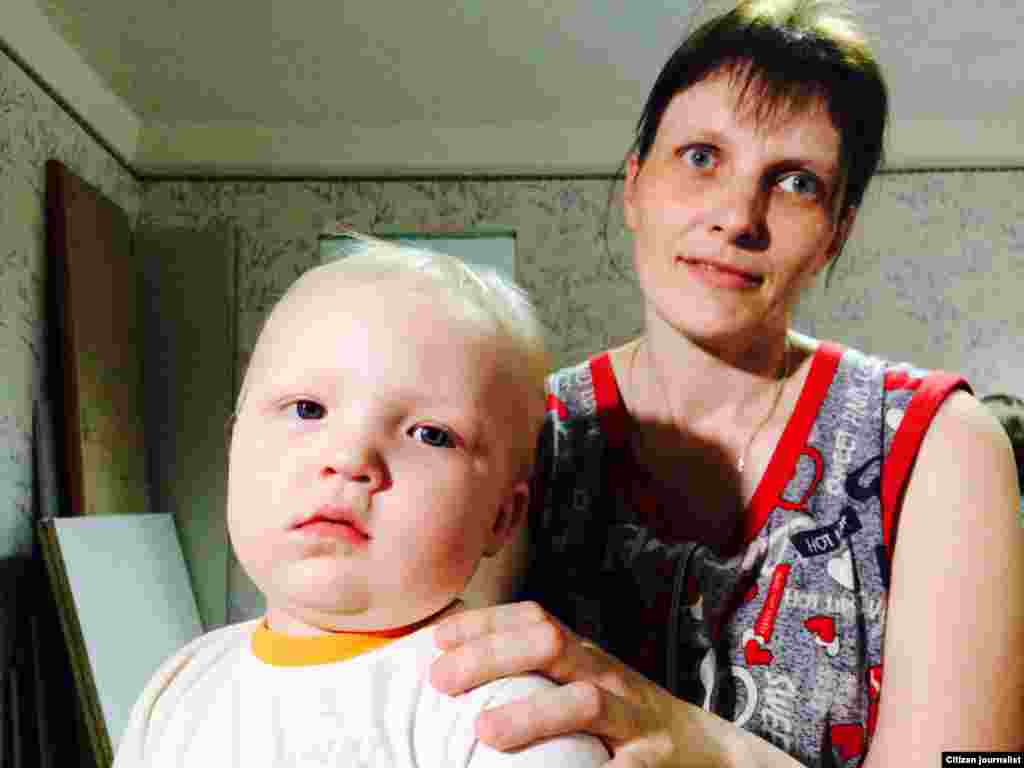 Olga, a mother of six children who fled Mariupol, June 3, 2015. (Daniel Schearf/VOA)