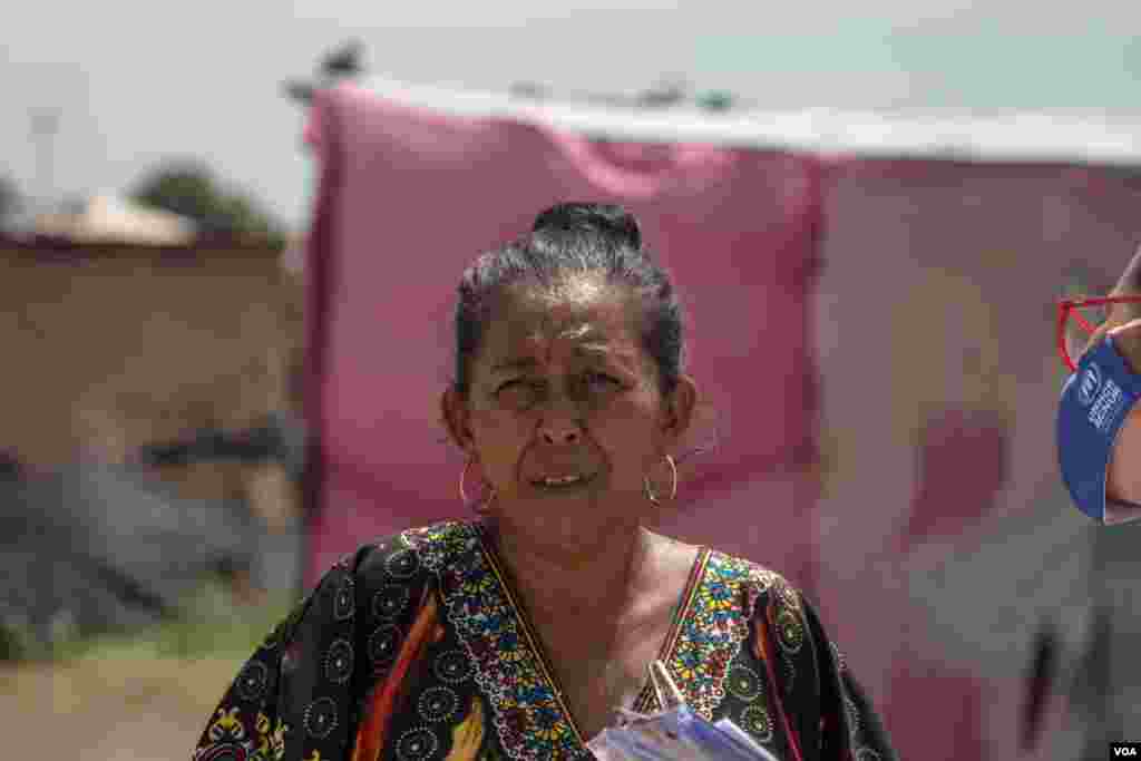 Luz Marina lider comunitaria de La Pista, se prepara para una entrevista con la Voz de Am&#233;rica. Ella describe que las madres de familias est&#225;n preocupadas por sus hijos, sobretodo por que muchos de ellos salen en la noche a buscar comida.